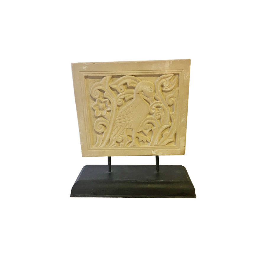 Figura de piedra con pájaro